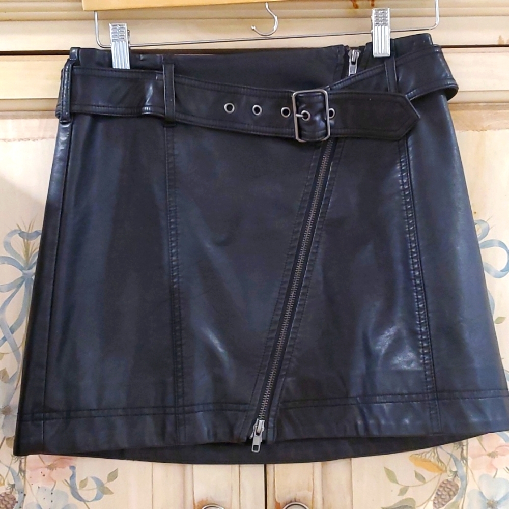 Skirt vegan mini leather w/belt  lined S Free People